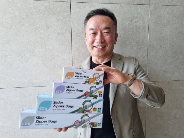 신언기 에스씨코리아 대표가 자사 생활용품을 소개하고 있다.