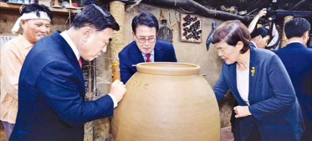 김두겸 울산시장(왼쪽부터)과 이순걸 울주군수, 노옥희 울산교육감이 3년 만에 전면 대면으로 열린 울산옹기축제 개막식에 참석해 옹기에 글을 새기고 있다.