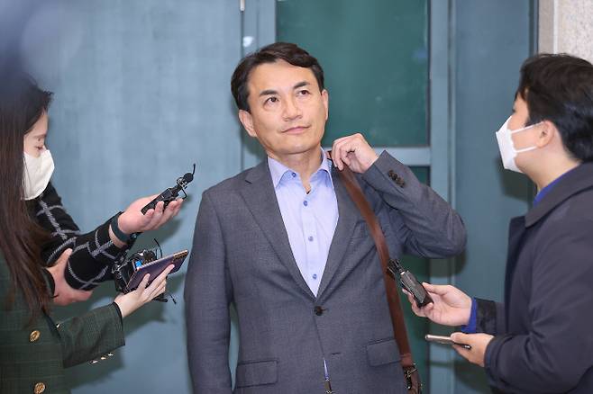 김진태 강원지사가 27일 오후 인천국제공항을 통해 베트남에서 귀국한 뒤 취재진 질문을 받고 있다. 연합뉴스