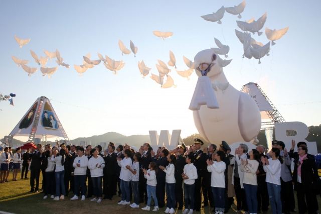 2018년 10월에 열린 낙동강세계평화 문화대축전과 낙동강지구 전투전승행사 통합 개막식 장면.  칠곡군 제공