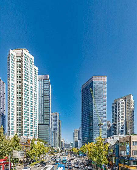 ‘용리단길’ 등을 중심으로 용산 상권이 새롭게 떠오르고 있다. 새 정부 대통령실 이전까지 더해지며 상권 활성화에 탄력을 받는 모습이다. 사진은 신용산역에서 삼각지역으로 이어지는 용산 상권 전경. (윤관식 기자)