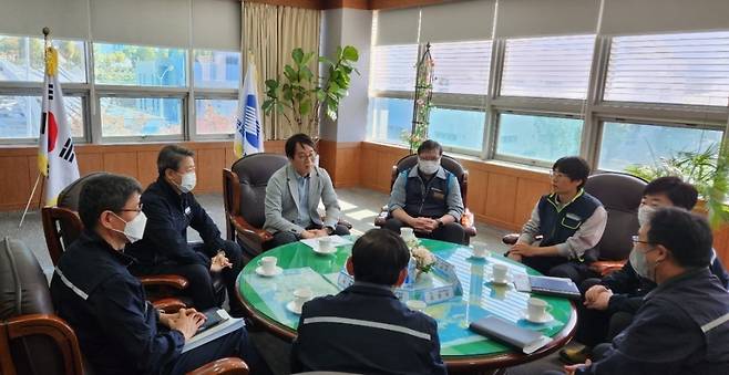 김명수 한국남부발전 상임감사위원(왼쪽에서 3번째)이  청렴문화 확산을 위한 '반부패지휘부 점검 회의'를 하고 있다./사진제공=한국남부발전