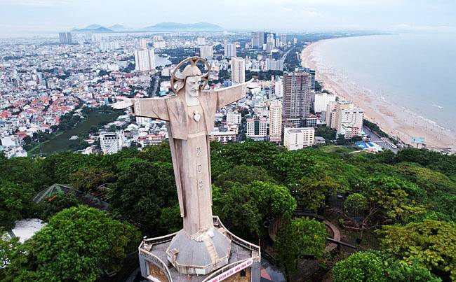 베트남 호찌민 남쪽의 휴양도시 붕따우의 노산 정상에 세워진 거대예수상. 브라질 리우데자네이루에 있는 ‘구원의 예수상’을 본떠 세운 것인데 붕따우 예수상의 키가 32m로 리우의 예수상보다 2m 더 크다.