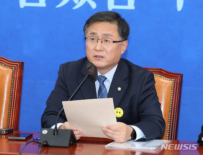 [서울=뉴시스] 전진환 기자 = 김성환 더불어민주당 정책위의장이 18일 서울 여의도 국회에서 열린 국감대책회의에서 발언하고 있다. (공동취재사진) 2022.10.18.  photo@newsis.com