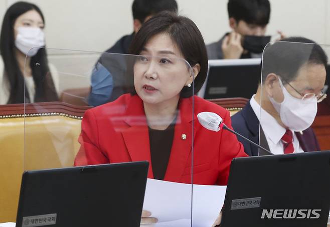 [서울=뉴시스] 최진석 기자 = 허은아 국민의힘 의원이 11일 서울 여의도 국회에서 열린 과학기술정보방송통신회의 정보통신산업진흥원, (부설)소프트웨어정책연구소, 한국인터넷진흥원, 한국방송통신전파진흥원, 한국지능정보사회진흥원, 한국데이터산업진흥원에 대한 국정감사에서 발언을 하고 있다. 2022.10.11. myjs@newsis.com