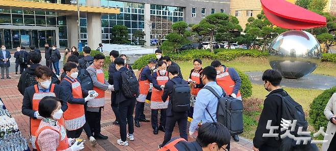 대전고등학교 학생들에게 아침밥으로 삼각김밥과 구운계란, 두유를 나눠주는 모습. 김화영 기자