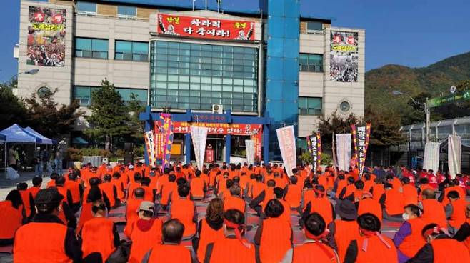 대한석탄공사 산하 도계광업소가 오는 2025년 폐광을 앞두고 있는 가운데 강원 삼척시 도계읍 주민들이 27일 결의대회를 열고 일방적인 폐광을 수용할 수 없다며 대책마련을 촉구했다. 도계살리기비대위 제공