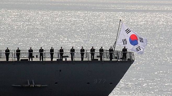 지난 2015년 10월 15일 한국 해군의 대조영함이 일본 가나가와현 앞 사가미만 해상에서 열린 일본 해상자위대 관함식 사전 행사에 참가하고 있는 모습 (사진=연합뉴스)