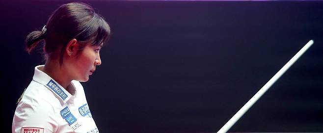 스롱 피아비가 9일 경기 고양시 빛마루방송지원센터에서 열린 웰컴저축은행 PBA 팀리그 1라운드 네 번째 여자단식에서 테이블을 내려다보며 전략을 구상하고 있다. [PBA 제공]