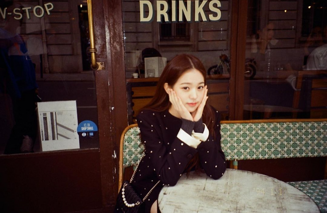 IVE member Jang Won-young showed off his overwhelming presence.On the 27th, Jang Won-young posted a picture on his instagram with an article entitled Something I brought from Paris.Jang Won-young visited Paris in early October to attend Paris Fashion Week. Jang Won-young revealed his daily life in Paris with a film camera.In the photo, Jang Won-young has a princess-like atmosphere with a rich puff top, colorful bracelets and necklaces. I feel confident in the look of Jang Won-young staring at the camera with his long hair hanging down.Jang Won-young also had a thick plaid coat in perfect mood.In the unrealistic visuals that I can not believe to be 19 years old this year, the netizens responded with a hot reaction as soon as they came in, they were so beautiful that they were stunned, and Won Young Lee must be the president and the princess.On the other hand, Jang Won-young, who continues to lead the global trend in various fields such as music, photography, and fashion, is currently loved by KBS2  ⁇  Music Bank  ⁇  MC.
