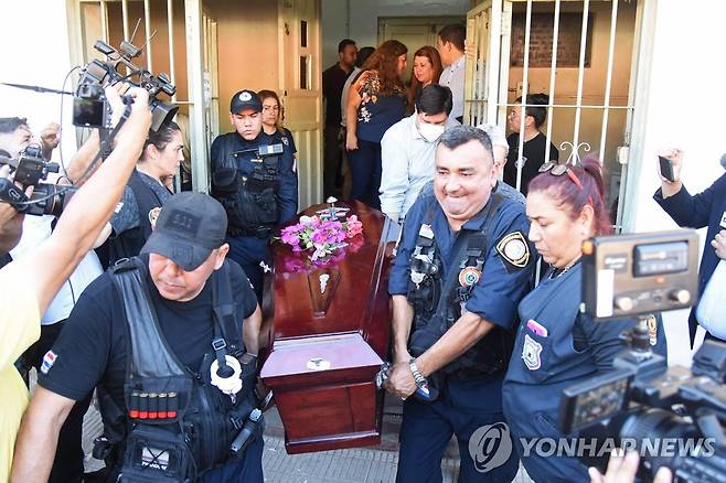 교도소 안으로 운구됐다 나오는 파라과이 게릴라 지도자 목관 [AFP 연합뉴스 자료사진. 재판매 및 DB 금지]