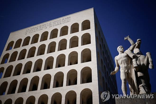'사격형 콜로세움'으로 불리는 에우르의 건물 치빌타. 상단에 무솔리니 어록이 새겨져 있다.  [로이터=연합뉴스 자료사진. 재판매 및 DB 금지]
