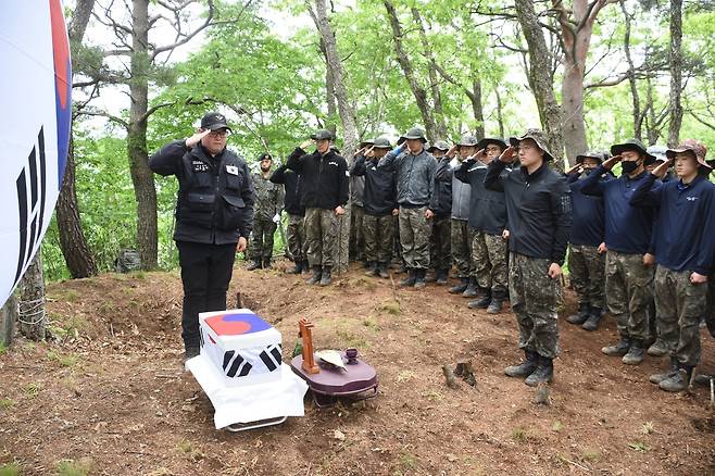 국방부 유해발굴감식단과 육군 102기갑여단 장병들이 고(故) 장기수 일병의 유해를 발굴해 약식제례를 지내고 있다.(국방부 유해발굴감식단 제공)