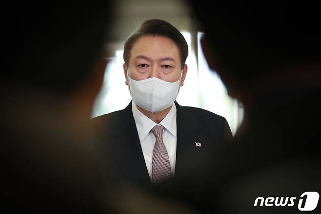 윤석열 대통령이 28일 오전 용산 대통령실에서 취재진과 출근길 문답(도어스테핑)을 하고 있다. 2022.10.28/뉴스1 ⓒ News1 안은나 기자