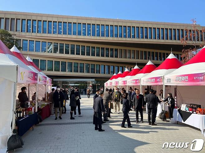 국회소통관 앞에서 진행 중인 영동와인 홍보·판촉행사 모습. (영동군 제공)