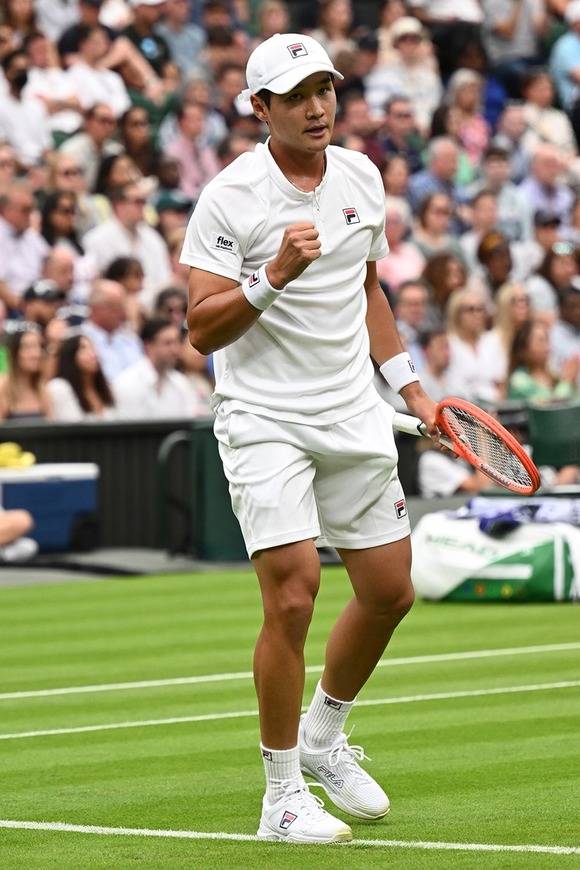 국내 테니스 시장 성장세에 발맞춰 패션업계에서는 테니스 의류 사업을 강화하거나 관련 기업을 인수하는 등의 움직임을 보이고 있다. 사진은 휠라 '스피드서브T9' 테니스화를 착용한 권순우 선수. /휠라코리아 제공