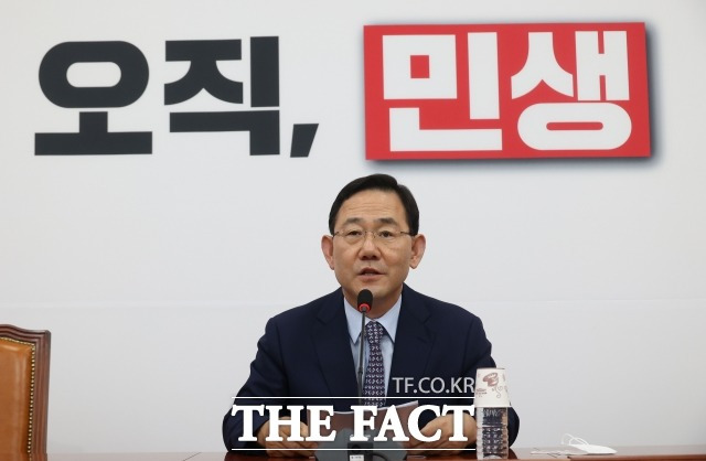 주호영 국민의힘 원내대표는 28일 국회 본관에서 열린 국정감사 후속 조치 점검회의 이후 기자들과 만나 윤석열 대통령과 한동훈 법무부 장관의 술자리 의혹을 제기한 김의겸 더불어민주당 의원에 대해 "면책특권 뒤에 숨어서 뭐든 할 수 있는 건 아니다. 책임을 회피하기 어려울 것"이라고 밝혔다./ 남윤호 기자