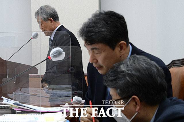 관계자와 대화 나누는 이주호 후보자(가운데).