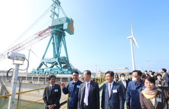 한덕수 국무총리(왼쪽 3번째)와 김관영 전북도지사(왼쪽 4번째)가 28일 전북 군산시 현대중공업 군산조선소 재가동 선포식에서 현장을 시찰하고 있다. /사진=뉴스1