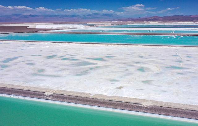 9월 12일 칠레 칼라마 주 아타카마 소금 사막에서 세계 2위 리튬 생산업체 칠레의 SQM(Sociedad Quimica y Minera de Chile)이 파란색의 소금물을 증발시켜 노란색의 탄산리튬을 만들어 내고 있다. 칼라마=AFP 연합뉴스