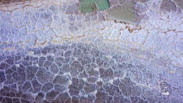 9월 12일 칠레 칼라마 주 아타카마 소금 사막에서 세계 2위 리튬 생산업체 칠레의 SQM(Sociedad Quimica y Minera de Chile)이 소금물을 증발시켜 노란색의 탄산리튬을 만들어 내고 있다. 칼라마=AFP 연합뉴스