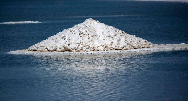 9월 12일 칠레 칼라마 주 아타카마 소금 사막에서 세계 2위 리튬 생산업체 칠레의 SQM(Sociedad Quimica y Minera de Chile)이 소금물을 증발시켜 노란색의 탄산리튬을 만들어 내고 있다. 칼라마=AFP 연합뉴스