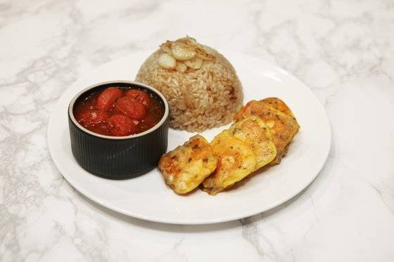 연어전에 마늘볶음밥과 토마토절임을 곁들여 한 끼 식사로 구성했다. 상큼한 토마토절임이 전과 볶음밥의 느끼함을 확실하게 잡아준다. 사진 송미성