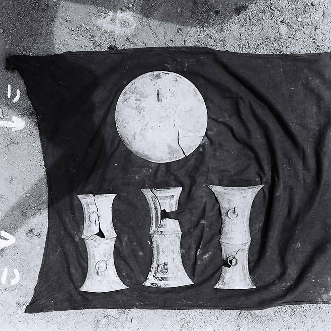 비교적 완벽한 형태의 거울 ‘조문경’과 대쪽 모양 동기(출처: 대전보건전문대 故 이은창 교수)