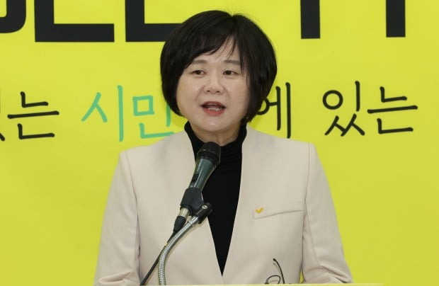 정의당 이정미 신임 대표가 28일 국회에서 열린 제7기 당대표 선출 보고대회에서 당선이 확정된 뒤 수락 연설을 하고 있다. /사진=연합뉴스