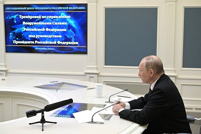 블라디미르 푸틴 러시아 대통령이 지난 26일(현지시간) 수도 모스크바에서 러시아군의 전술핵 훈련을 참관하고 있다. | 로이터연합뉴스