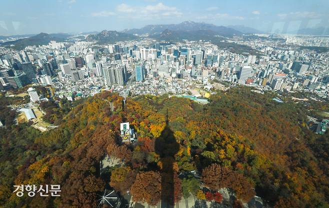 완연한 가을 날씨를 보인 28일 서울 중구 N서울타워에서 바라본 남산의 단풍들이 붉게 물들어가고 있다. 성동훈 기자