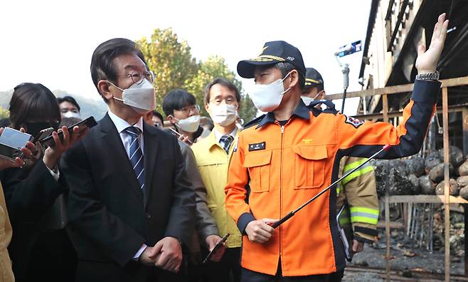 이재명 더불어민주당 대표가 28일 대구 북구 매천동 농수산물 도매시장 화재 현장을 방문해 화재 개요를 설명 듣고 있다.  대구 | 연합뉴스