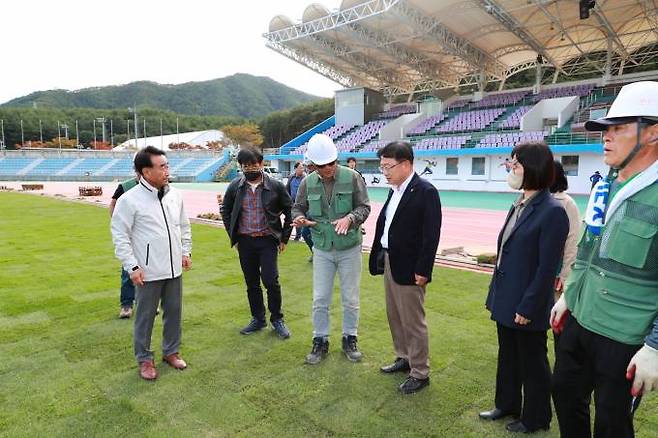 손병복 군수(가운데)가 울진종합운동장을 찾아 개·보수 상황을 살펴보고 있다. (울진군 제공) 2022.10.28