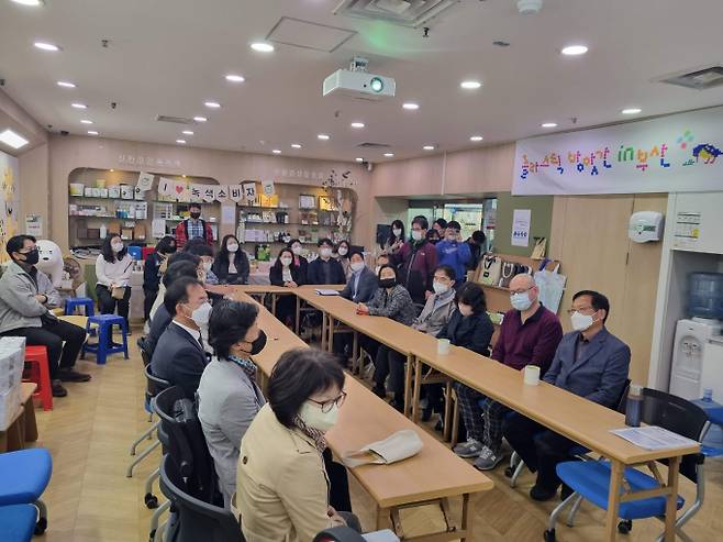 27일 부산 중앙동 지하상가에서 열린‘플라스틱 방앗간 in 부산’개소식이 열렸다./사진=부산항만공사