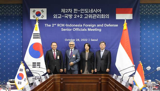 [서울=뉴시스] 28일 서울 외교부 청사에서 개최된 제2차 한-인도네시아 외교 ‧ 국방 2+2 국장급 고위관리회의에서 우리 측 외교부 정의혜 아세안국장(오른쪽 두번째), 국방부 김상진 국제정책관(맨 오른쪽), 인니측 외교부 압둘 카디르 자일라니(Abdul Kadir Jailani) 아태․아프리카 총국장(왼쪽 두번째)과 국방부 로돈 페드라손(Rodon Pedrason) 전략총국장(맨 왼쪽)이 참석해 기념촬영을 하고 있다. (사진=국방부) 2022.10.28. photo@newsis.com *재판매 및 DB 금지