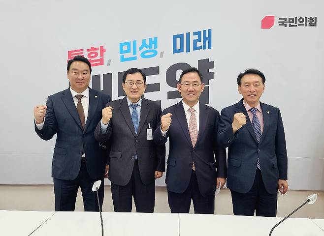 정희용(좌측부터) 의원과 주낙영 경주시장, 주호영 국회 의회운영위원장, 김석기 의원이 기념사진을 촬영하고 있다. 경주시 제공