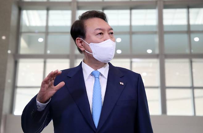 윤석열 대통령이 27일 오전 서울 용산 대통령실 청사로 출근, 취재진의 질문에 답하고 있다. 연합뉴스