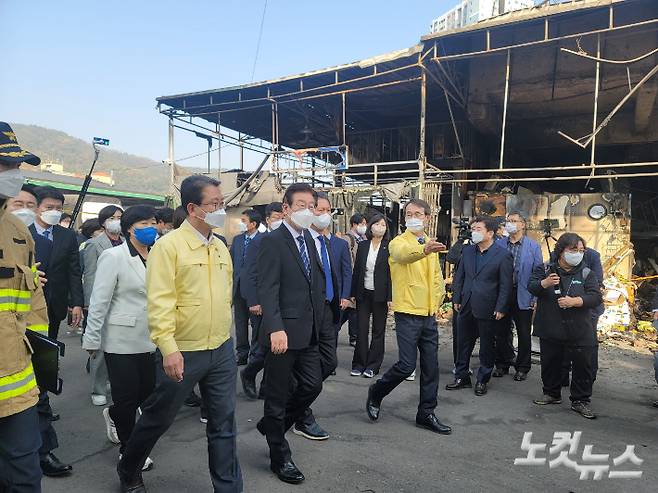 28일 더불어민주당 이재명 대표가 대구 매천시장 화재 피해 현장을 살펴보고 있다. 김세훈 기자