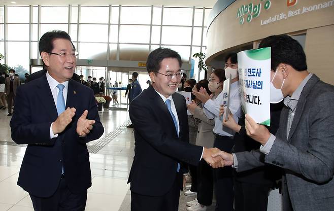 ‘전남·경기 상생발전 협약식’ 체결을 위해 전남도청을 찾은 김동연 경기도지사가 환영나온 직원들과 정겨운 악수를 나누고 있다.