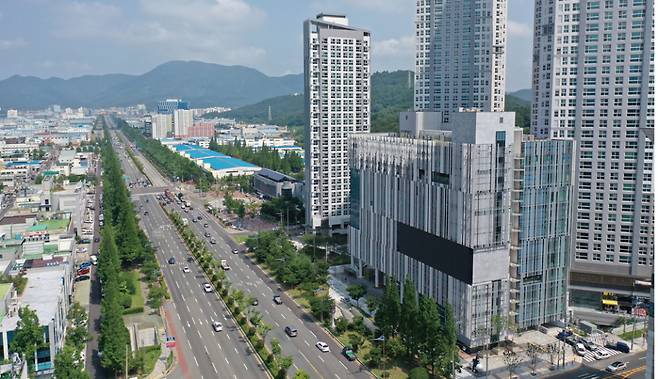 경남 창원시 의창구 팔용동에 위치한 창원문화복합타운(창원SM타운) 전경. 2020년 완공됐으나 창원시와 SM엔터 측의 갈등으로 개관이 미뤄지고 있다. ⓒ연합뉴스