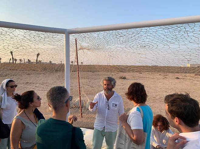 작품을 설명하는 에르네스토 네투     (알 샤말[카타르]=연합뉴스) 김예나 기자 = 지난 24일(현지시간) 카타르 도하에서 100㎞ 정도 떨어진 북부 사막에서 에르네스토 네투가 자신의 작품을 취재진에게 설명하고 있다. 2022.10.27
    yes@yna.co.kr