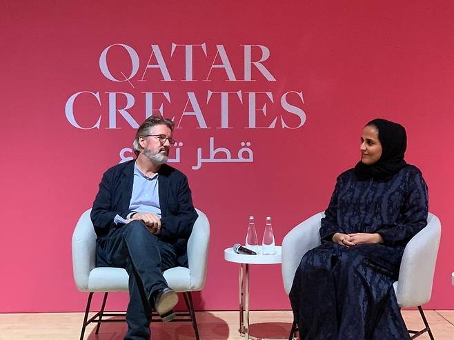 카타르의 예술을 고민하는 대담      (도하=연합뉴스) 김예나 기자 = 지난 25일(현지시간) 카타르 도하에 있는 이슬람예술박물관(MIA)에서 열린 '아트 포 투모로우'(Art for Tomorrow) 대담에 참여한 설치 미술가 올라퍼 엘리아슨과 셰이카 알 마야사 빈트 하마드 빈 칼리파 알사니 공주 모습. 2022.10.27
    yes@yna.co.kr