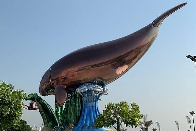 제프 쿤스의 '듀공'     (도하=연합뉴스) 김예나 기자 = 지난 25일(현지시간) 카타르 도하 시내 알 마라 공원 인근에 유명 현대 예술가 제프 쿤스의 '듀공'(Dugong) 작품이 설치돼 있다. 2022.10.27
     yes@yna.co.kr