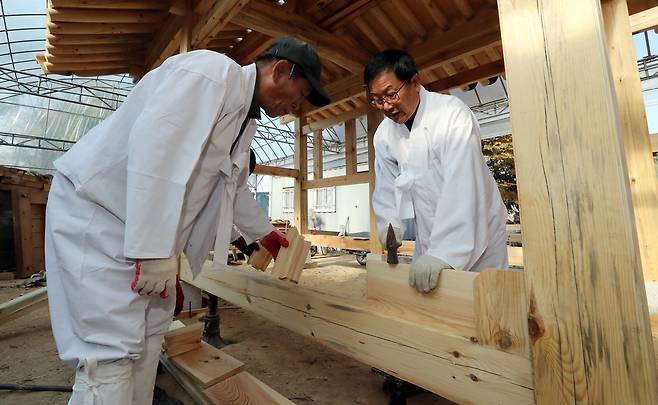 정성들여 작업하는 이연훈 대목장 [촬영 천경환 기자]
