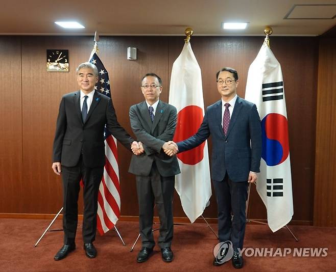 악수하는 한미일 북핵수석대표 김건(오른쪽) 외교부 한반도평화교섭본부장과 성 김(왼쪽) 미 국무부 대북특별대표, 후나코시 다케히로(가운데) 일본 외무성 아시아대양주국장이 지난 9월 7일 도쿄 외무성에서 한미일 3국 북핵 수석대표 협의를 시작하기 전 악수하는 모습. [연합뉴스 자료사진]