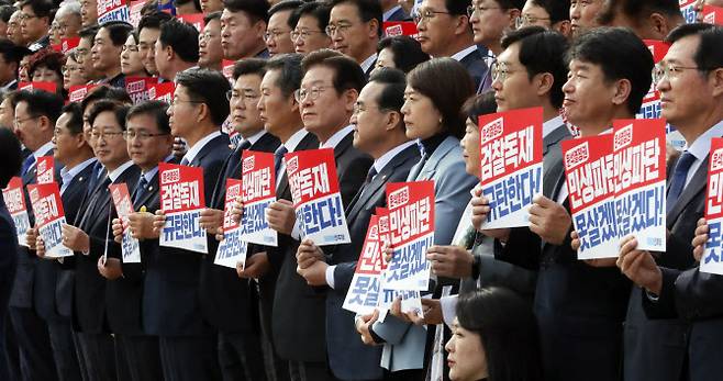 더불어민주당 이재명 대표를 비롯한 의원들이 26일 서울 여의도 국회 본청 계단에서 민생파탄·검찰독재 규탄대회를 열고 있다. (사진= 국회사진기자단)