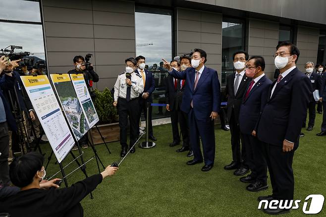 윤석열 대통령 당선인을 비롯한 참석자들이 29일 오후 충북 음성군 한국고용정보원에서 (왼쪽)이흥교 소방청장으로부터 국립소방병원 건립 관련 브리핑을 받고 있다. 2022.4.29/뉴스1 ⓒ News1 인수위사진기자단