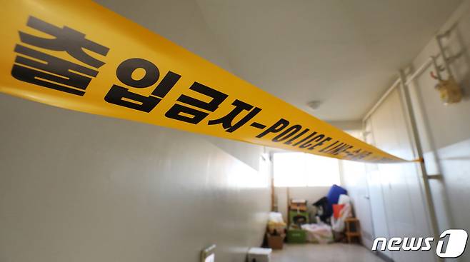 26일 오전 경기 광명시의 한 아파트에 폴리스라인이 쳐져 있다.2022.10.26/뉴스1 ⓒ News1 김영운 기자