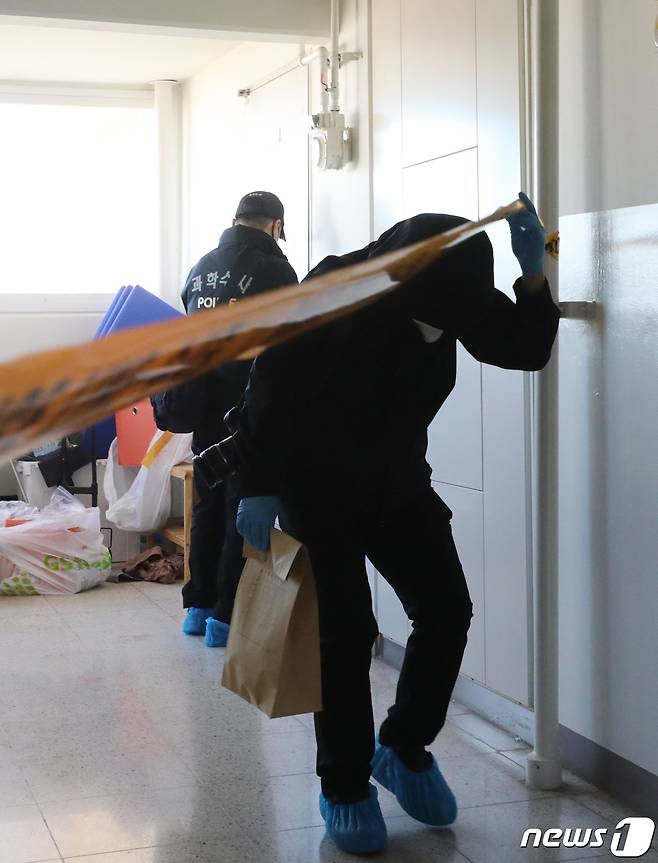 26일 오전 경기 광명시의 한 아파트에서 경찰 과학수사대가 현장 감식 중 밖으로 나오고 있다. 2022.10.26/뉴스1 ⓒ News1 김영운 기자