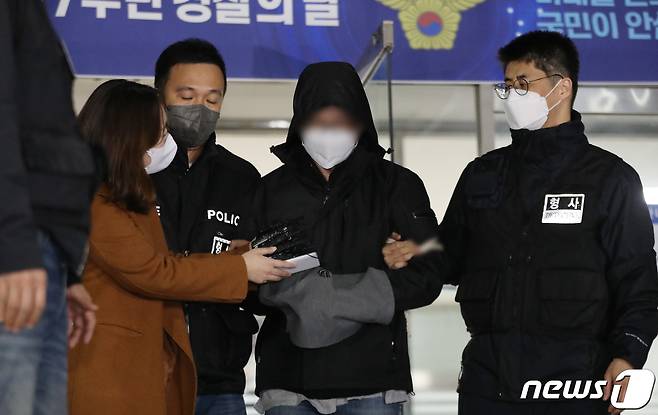 아내와 두 아들을 살해한 혐의를 받아 긴급체포된 40대 A씨가 26일 오후 경기 광명시 철산동 광명경찰서에서 나와 유치장으로 압송되고 있다. 2022.10.26/뉴스1 ⓒ News1 김영운 기자